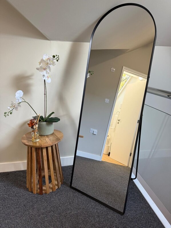 Hus - 3 sovrum - kök - utsikt mot trädgården | Mörkläggningsgardiner, strykjärn/strykbräda och gratis wi-fi