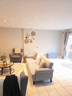 Hus - 3 sovrum - kök - utsikt mot trädgården | Vardagsrum