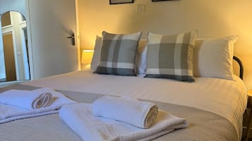 Casa, 3 dormitoris, cuina, vistes al jardí | Cortines opaques, planxa i posts de planxar i wifi gratuïta