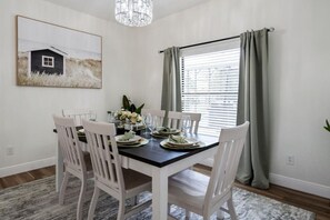 Dining - 4BR Villa|Pool•Resort•Welcome Gift|Disney (Clermont)