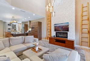 TV - 4BR Villa|4 En-Suite BA•Wyndham|1mi Disney (Kissimmee)