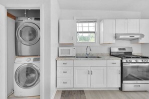 Refrigerador, microondas, horno y parrilla de estufa 