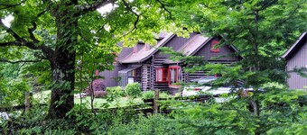 Charming spacious rustic Chalet with view minutes away from major ski centers .