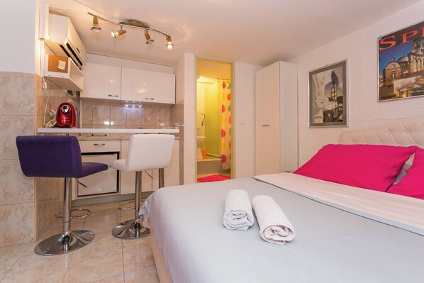 Estudio | Área de sala de estar | Televisión LED de 32 pulgadas con canales vía satélite 