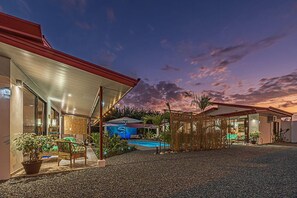 Una piscina al aire libre