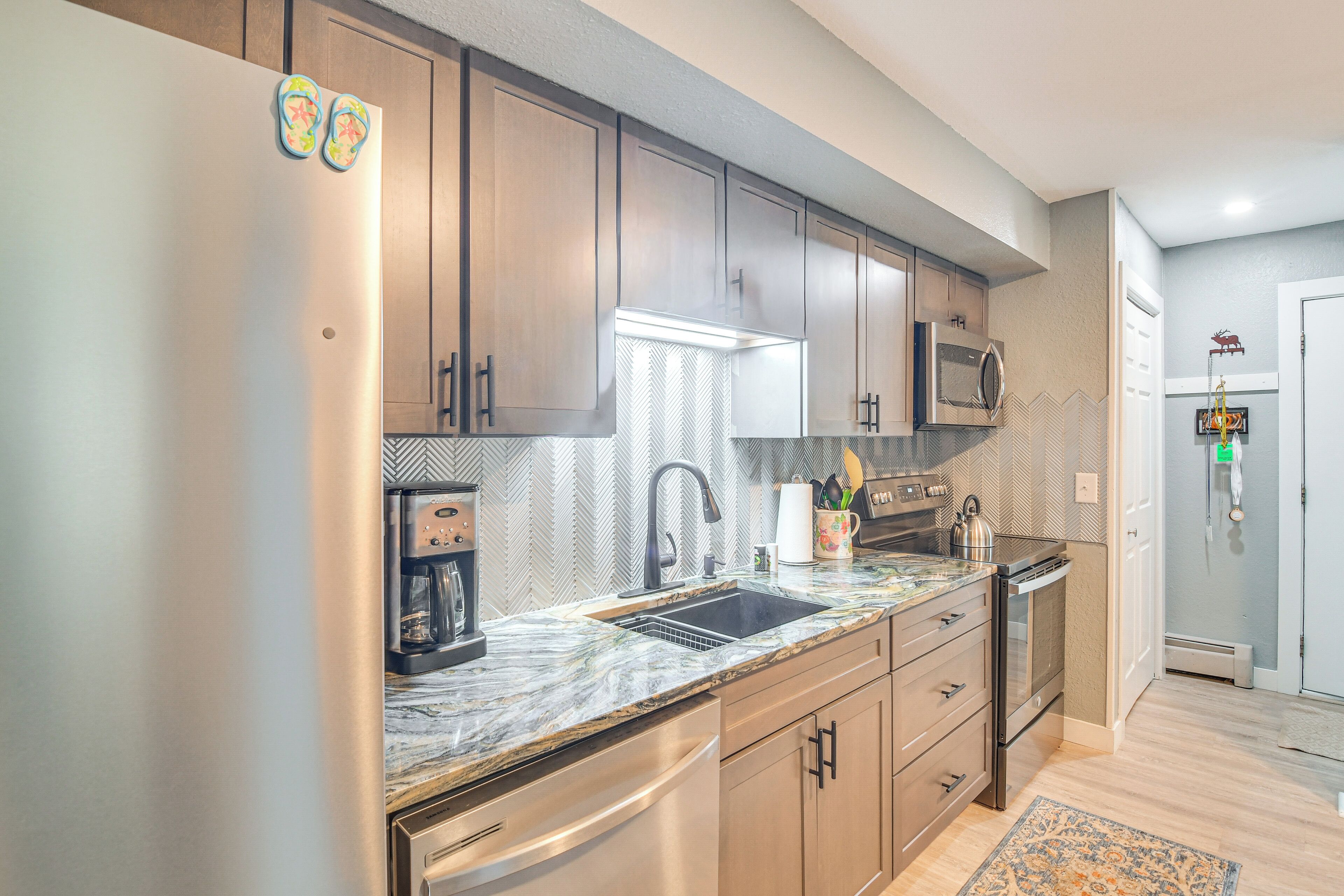 Fridge, microwave, stovetop, dishwasher