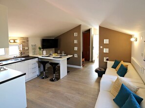 TV - Villa Šolo – Peaceful Nature Park Getaway - Six Bedroom Villa With Heated Pool (Peracko Blato)