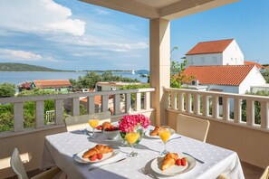 Outdoor dining - Apartments Bella Vista -One Bedroom Apartment with Terrace and Sea View (A2) (Sevid)