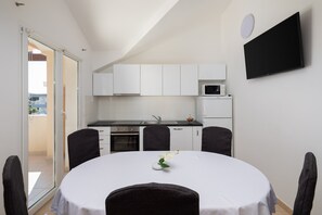 Jääkaappi, mikroaaltouuni, uuni, liesi