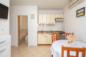 Kühlschrank, Mikrowelle, Herdplatte, Geschirrspüler