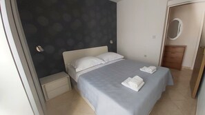 2 عدّة غرف نوم وخدمة الإنترنت وملاءات أسرّة