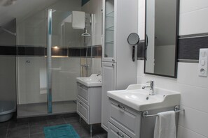 Douche, sèche-cheveux, serviettes fournies, savon