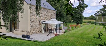 Charming gîte with all modern conveniences on a large plot of land in a flower farm.