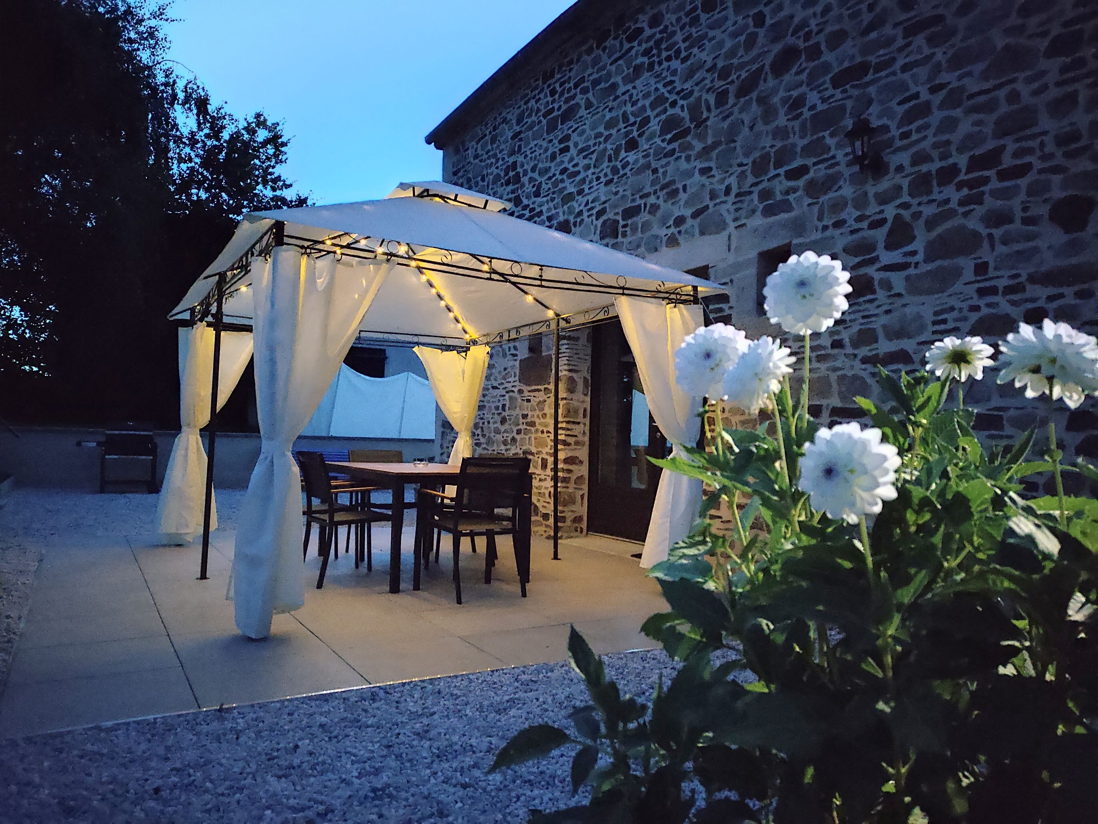 屋外ダイニングエリア