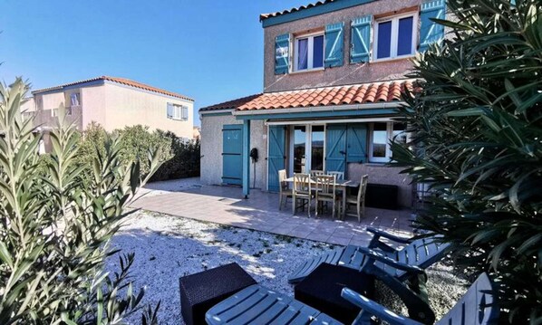 Outdoor dining - Villa Near Marine Lake With Pool (Le Barcares)