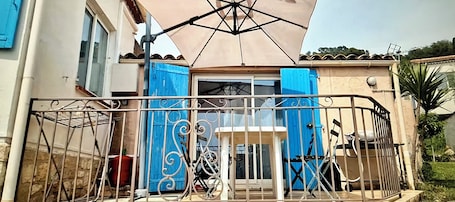 Property grounds. Escapade Urbaine: 2 Bedrooms, Ideally Located