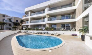 Outdoor pool - Apartment in Lagos Near Porto de Mos Beach (Lagos)