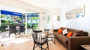 Living area - Apartment in Palm Beach With Private Garden (Cannes)