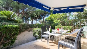 Outdoor dining - Apartment in Palm Beach With Private Garden (Cannes)