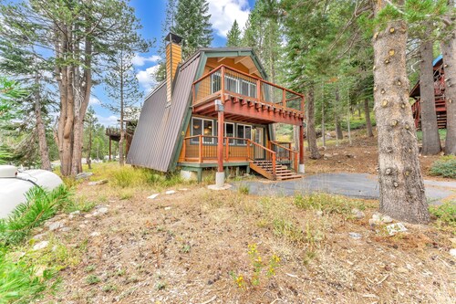 Classic Tahoe Charm – 3 Ski Resorts Within 5 Miles