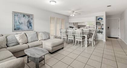 2BR King, Private Gated Yard w/Turf, Dog Friendly, 8mi to Pensacola Beach