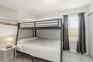 2 bedrooms, free WiFi, bed sheets - 2BR King, Private Gated Yard w/Turf, Dog Friendly, 8mi to Pensacola Beach (Gulf Breeze)