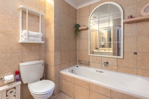 Shower, hair dryer, towels, soap - Emerald Escape With Mountain View & Pool By AwsHost (Cape Town)