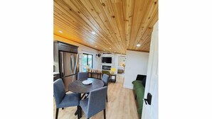 Een moderne keuken met een achterwand van steen, een inbouwoven en een groot raam.