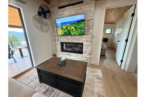 Smart TV, fireplace, books - 338290 - Craftsman Contemporary Cabin Woodland Park - Hot Tub - 2 living spaces  (Woodland Park)