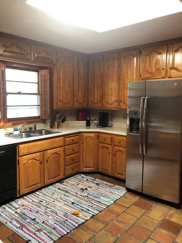 Mid-Century Modern Ranch 3-bedroom house in Bartlesville with AC