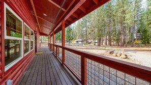 Terrace/patio - Welcome to your new favorite Graeagle getaway! Newly built, EV charger, sleeps 8 (Graeagle)