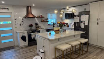 Jääkaappi, mikroaaltouuni, uuni, liesi