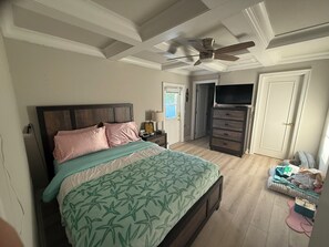 3 bedrooms, desk, iron/ironing board, free WiFi