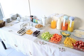 Tägliches inbegriffenes kontinentales Frühstück