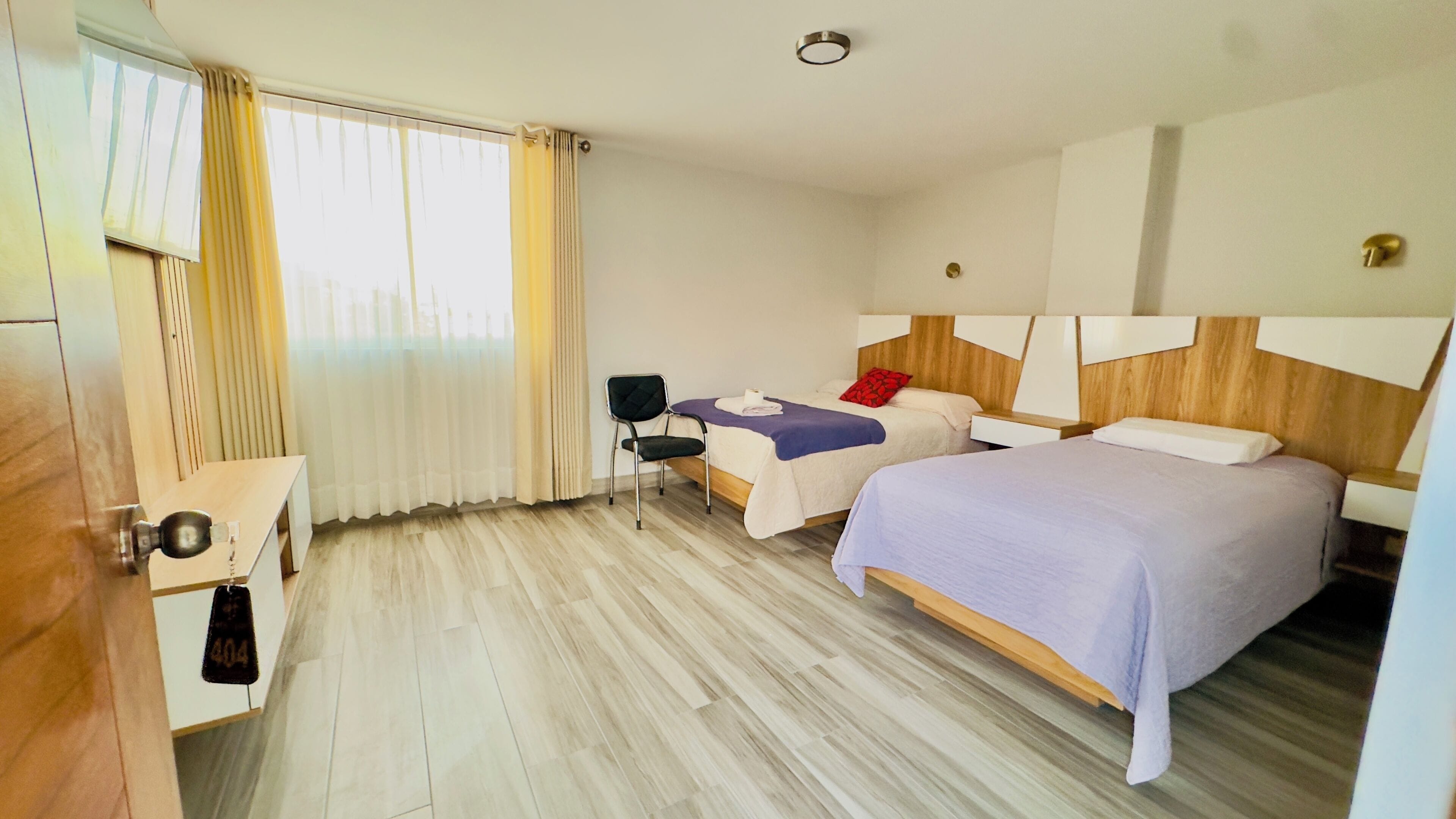 Escritorio y espacio para trabajar con laptop 