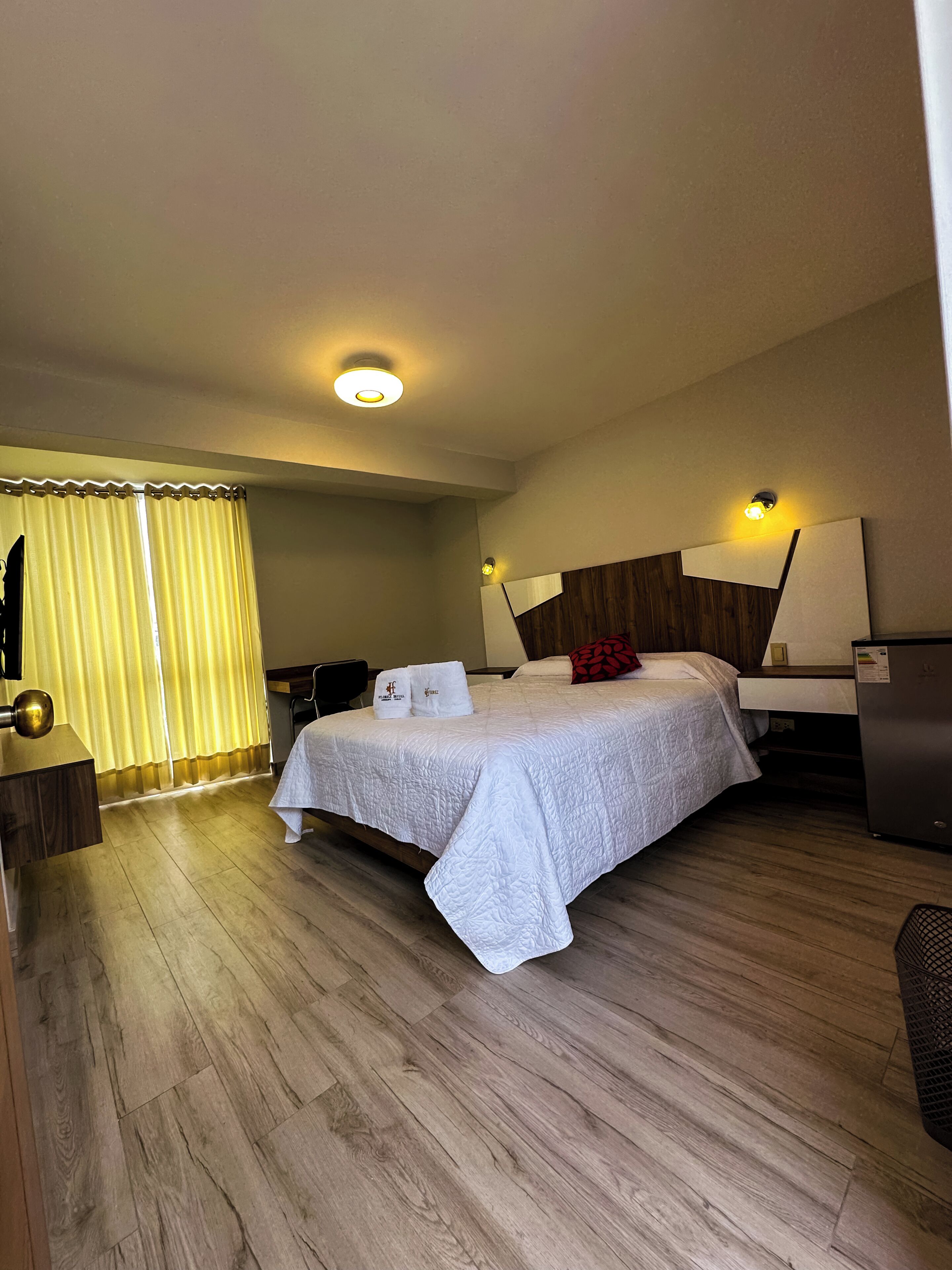 Habitación Deluxe, vista al jardín | Edredón, camas Select Comfort y escritorio 