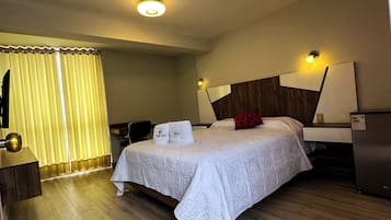 Habitación Deluxe, vista al jardín | Edredón, camas Select Comfort y escritorio