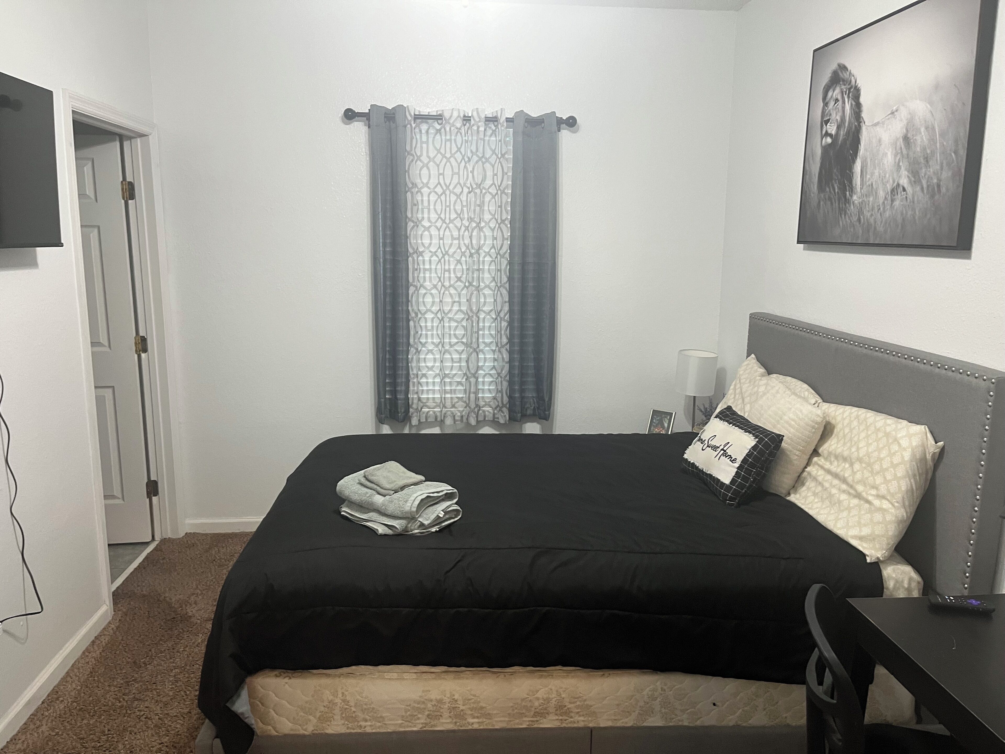 3 habitaciones, tabla de planchar con plancha, internet y ropa de cama 