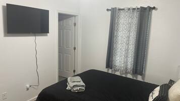 3 soverom, strykejern/-brett, internettilgang og sengetøy