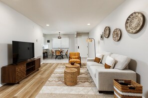 Smart TV - NEW Boho Bungalow luxury condo (Phoenix)