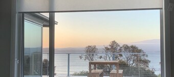 The Long Table House | Sleeps 10 | Pool, Firepit, Beach & Dining for 12