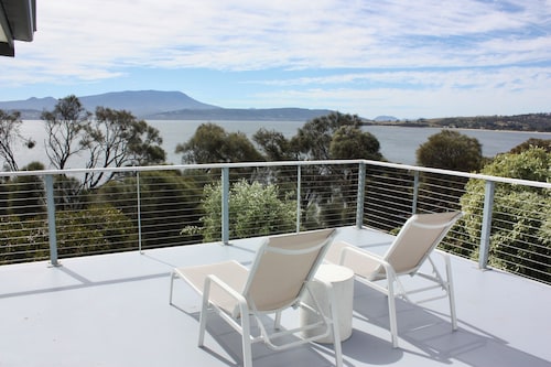 The Long Table House | Sleeps 10 | Pool, Firepit, Beach & Dining for 12