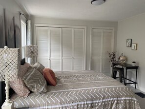 2 bedrooms, Internet, bed sheets - Charming 2-bedroom house in amazing Grand Rapids with AC (Grand Rapids)