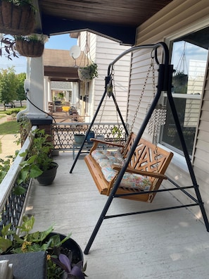 Terrace/patio - Charming 2-bedroom house in amazing Grand Rapids with AC (Grand Rapids)