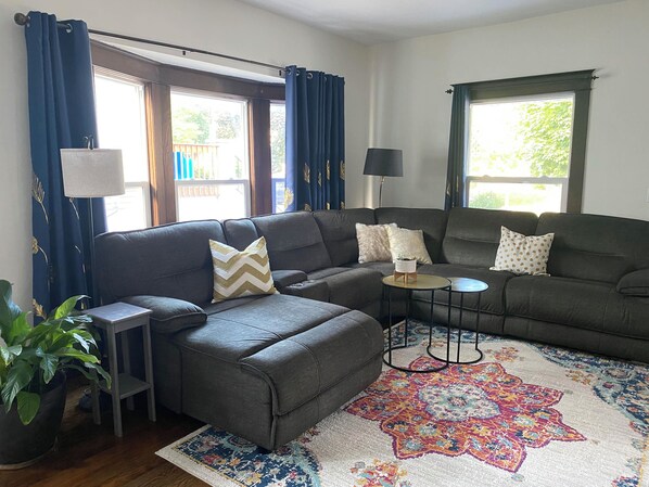 Living area - Charming 2-bedroom house in amazing Grand Rapids with AC (Grand Rapids)