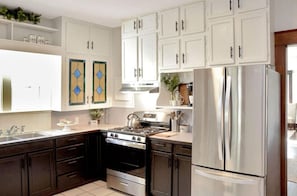 Private kitchen - Charming 2-bedroom house in amazing Grand Rapids with AC (Grand Rapids)