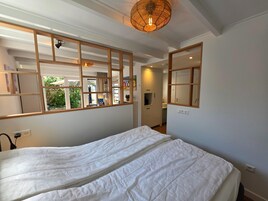 1 habitación, muebles diferentes y ropa de cama 