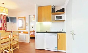 Fridge, microwave, dishwasher, coffee/tea maker - Apartment in Plagne Soleil by Ski Slopes (La Plagne-Tarentaise)