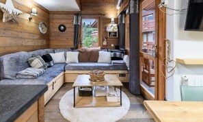 Living area - Apartments for 6 People (Les Allues)