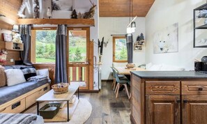 Living area - Apartments for 6 People (Les Allues)